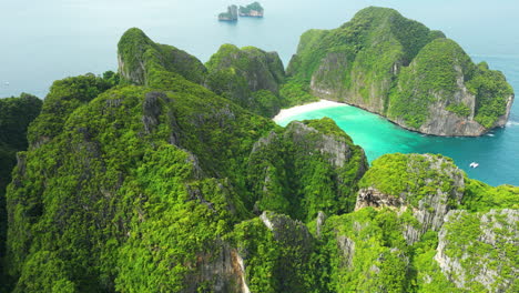 Los-Acantilados-Verdes-Que-Rodean-La-Bahía-Maya-Se-Ven-Desde-Arriba-En-Las-Islas-Phi-Phi,-Tailandia