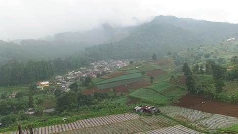 vivienda y agricultura en valles montañosos
