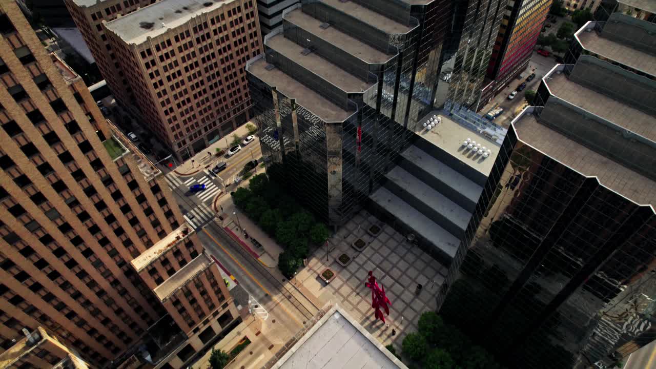 vista aérea de una intersección de la ciudad con edificios modernos e históricos