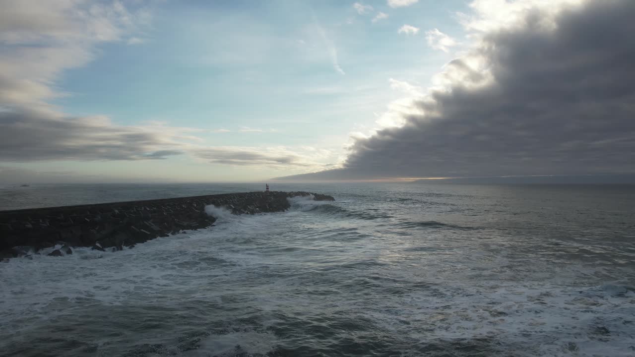 부두 바위를 때리는 해변 파도