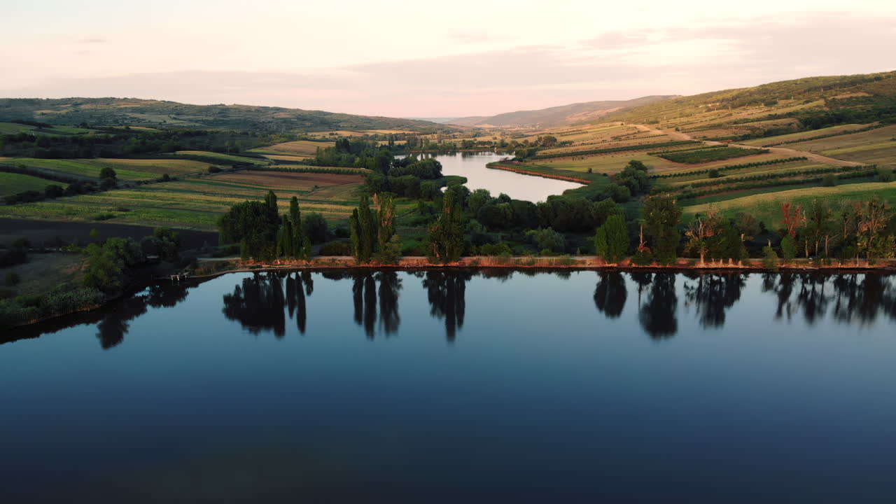 Una serena veduta aerea di un fiume che serpeggia tra i terreni agricoli durante l'ora d'oro
