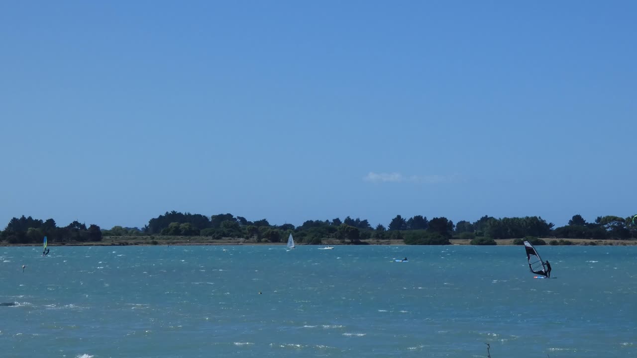 Plenty of wind for kite-surfing and wind-surfing in summertime - Avon-Heathcote Estuary, Christchurch (New Zealand)