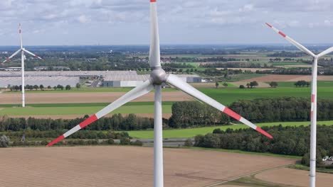 Windpark-In-Deutschland,-Nahaufnahme-Einer-Sich-Drehenden-Windkraftanlage-Und-Ländlicher-Landschaft