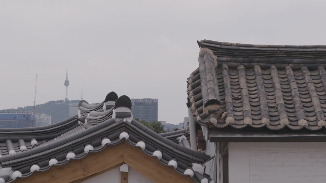 Namsan og N Seoul Tower i det fjerne, set fra Bukchon Hanok Village, Seoul