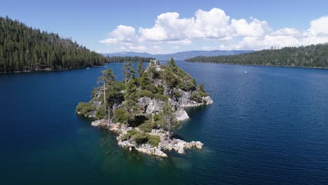 una toma de dron de 4k de la isla fannette, situada en el medio de la bahía de esmeralda, un monumento natural nacional ubicado a lo largo del lado californiano del lago tahoe.