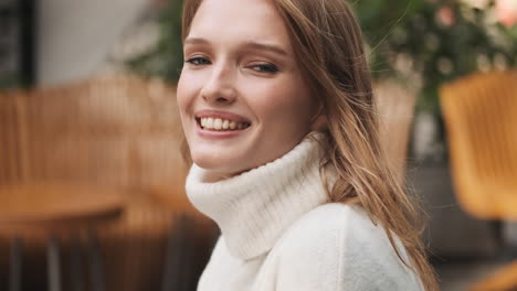 Mujer-Caucásica-Sonriendo-A-La-Cámara.