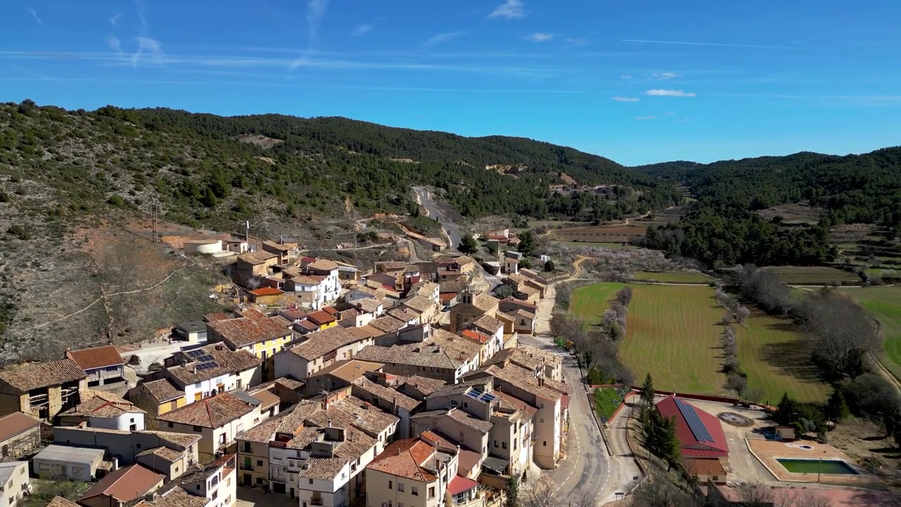Villaggio di La Cañada de Verich, prospettiva aerea. Piccolo borgo isolato nella provincia di Aragona, Spagna. Famosa destinazione di viaggio per il ciclismo. Drone che avanza sopra il villaggio