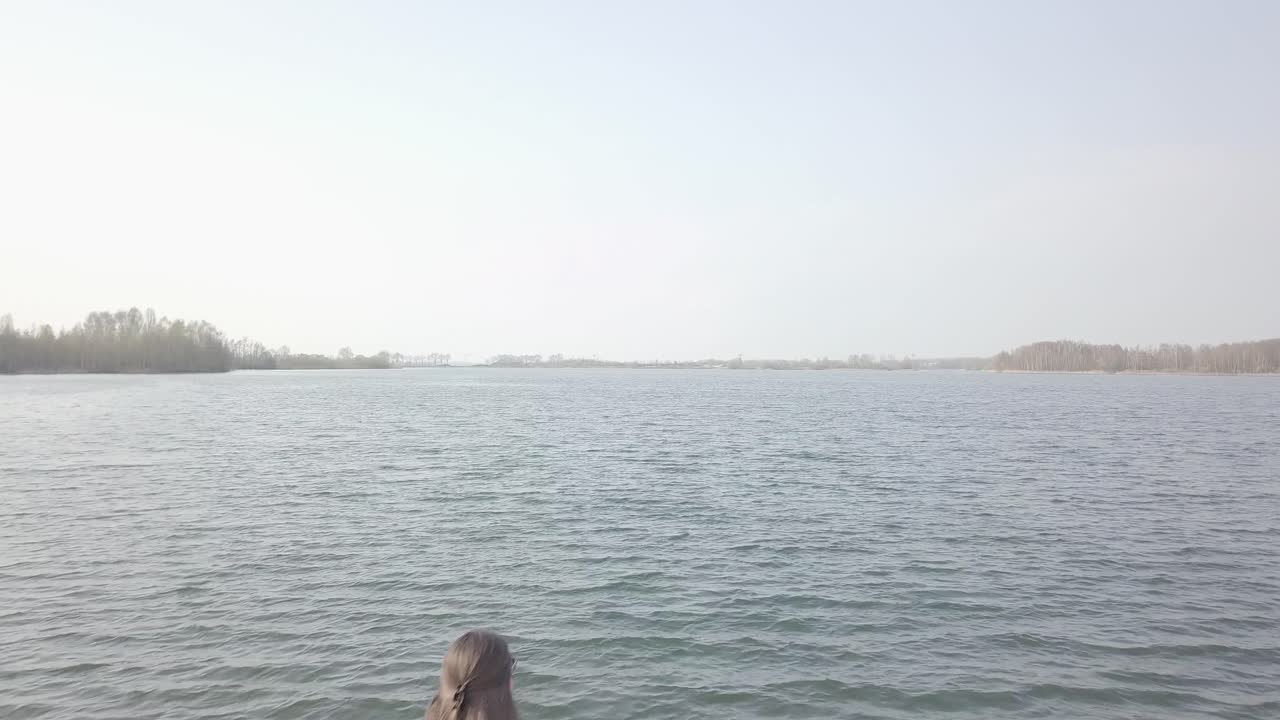 항구 부두 위를 날아 4k의 여성 위를 지나는 dlog 영상