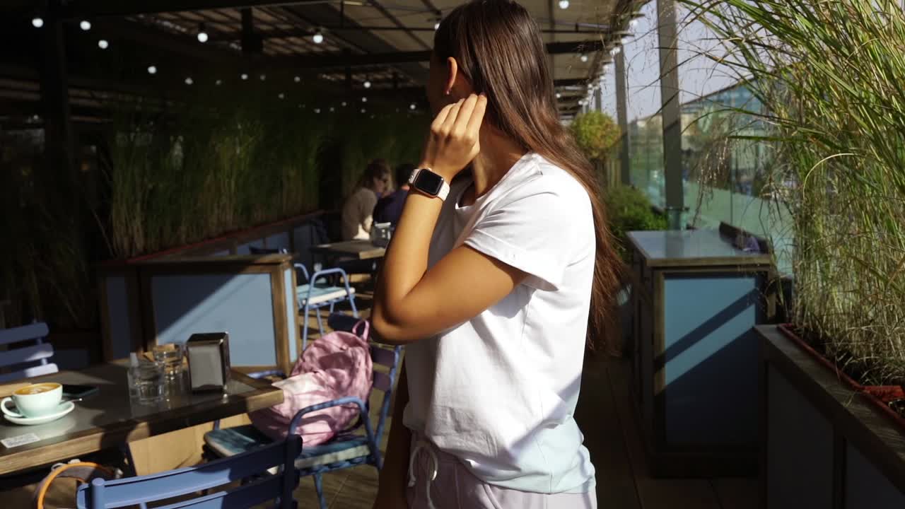 옥상 카페에서 이 나는 날을 즐기는 젊은 여성