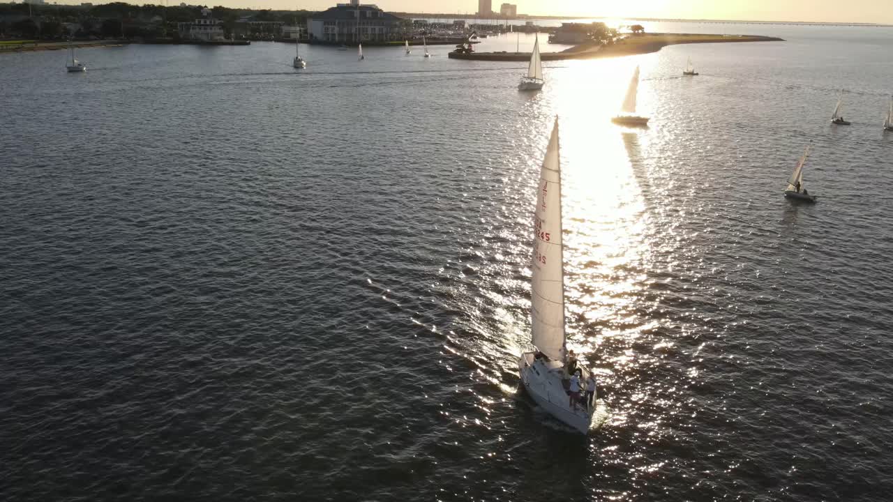 Vista aerea di barche a vela al tramonto