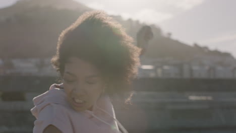 Mujer-Bailando-Joven-Hermosa-Bailarina-Callejera-Con-Afro-Realizando-Movimientos-Contemporáneos-Disfrutando-De-La-Danza-Urbana-De-Estilo-Libre-En-La-Ciudad-De-Cerca