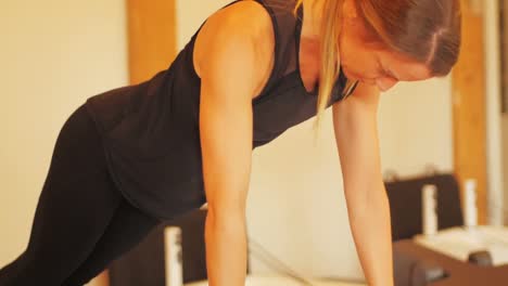 mujer haciendo ejercicio en equipos de gimnasio