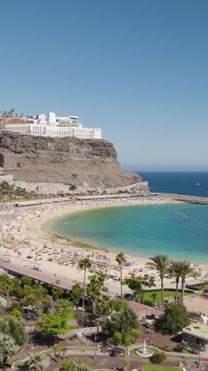 Bãi biển Amadores đẹp như tranh vẽ dọc theo bờ biển gồ ghề của Gran Canaria, Quần đảo Canary. Ảnh từ trên cao theo chiều dọc