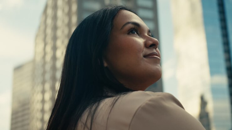 mulher de negócios confiante na cidade.