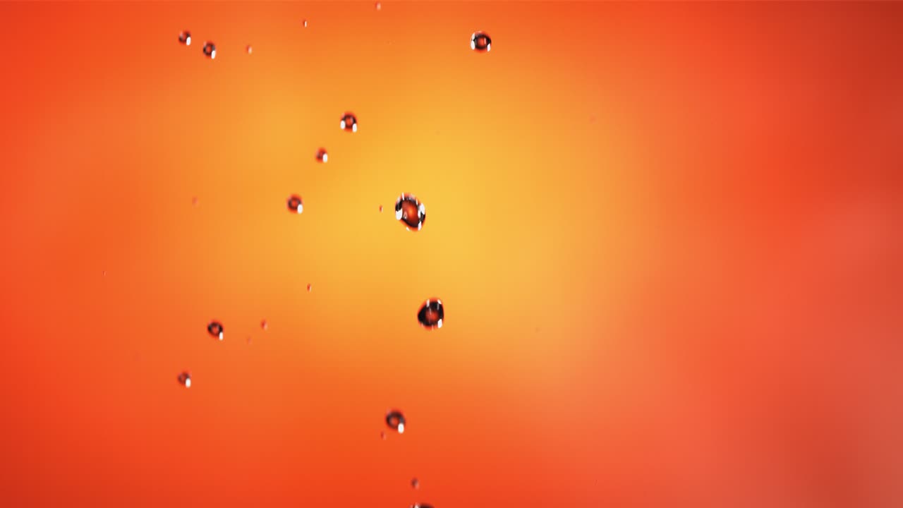 천천히 움직이는 오렌지색 배경의 그레이프프루트의 비행