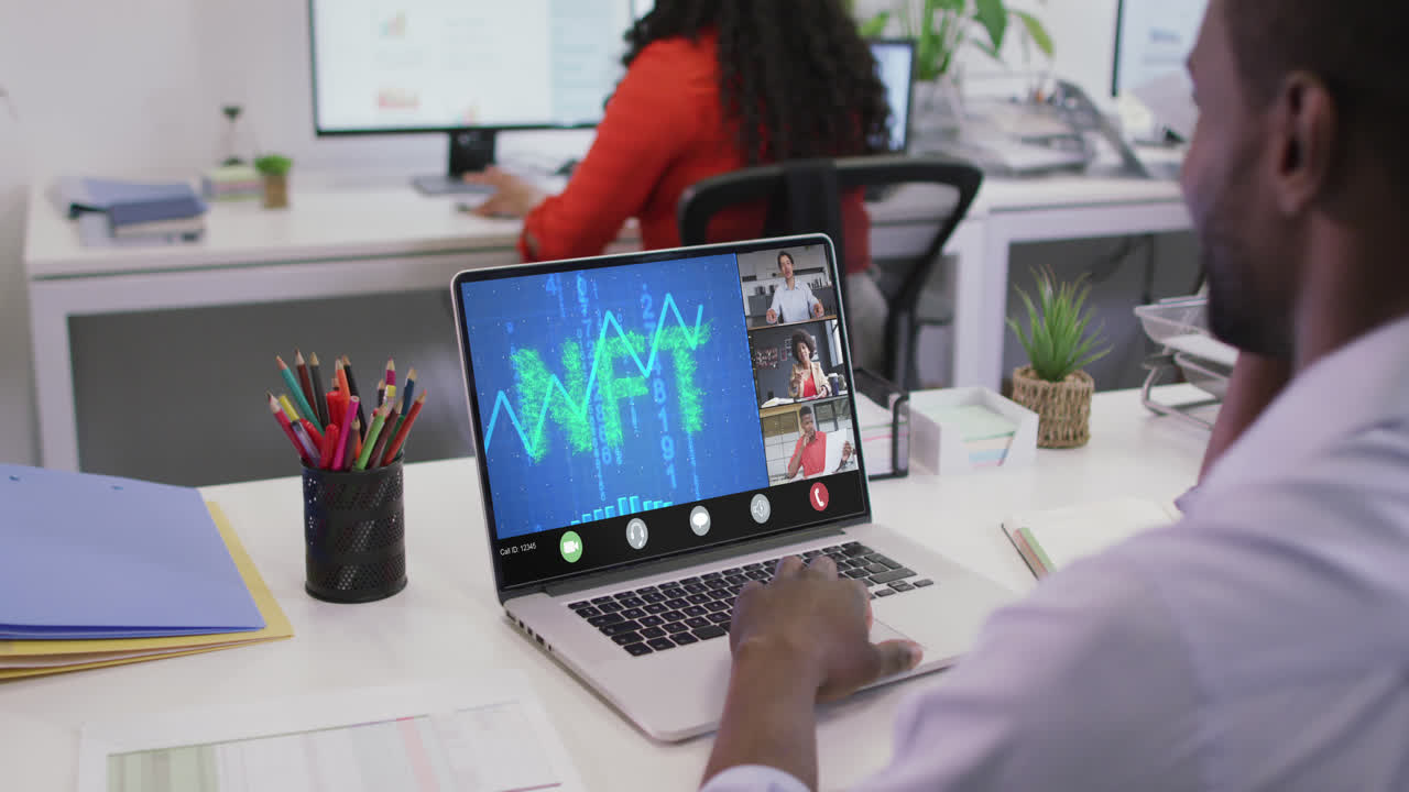 video de un hombre afroamericano haciendo una llamada de video nft en la computadora portátil con compañeros de trabajo