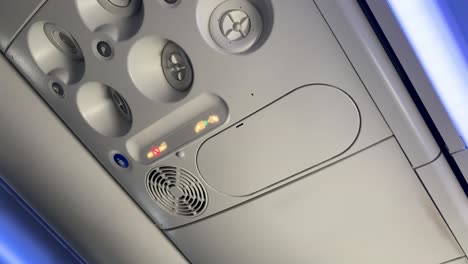 aire acondicionado del avión y botón de llamada
