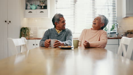 Pareja-Mayor,-Riendo-Y-Uniéndose-Con-Café