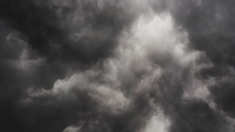 Gewitter-Und-Schwarze-Wolken