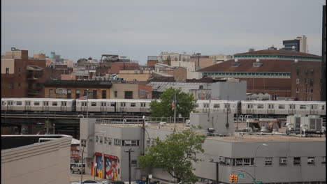 tren de metro en el vecindario urbano de nyc