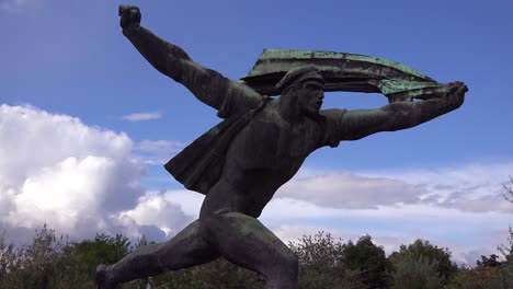 Alte-Statuen-Aus-Der-Sowjetzeit-Rosten-Im-Memento-Park-Außerhalb-Von-Budapest,-Ungarn