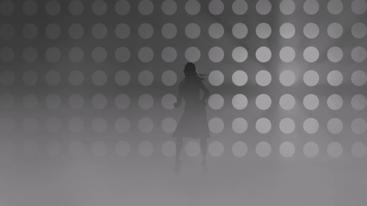 스포트라이트를 배경으로 연기 속에서 우아하고 섹시한 여성의 실루엣이 수행하는 현대 청소년 댄스