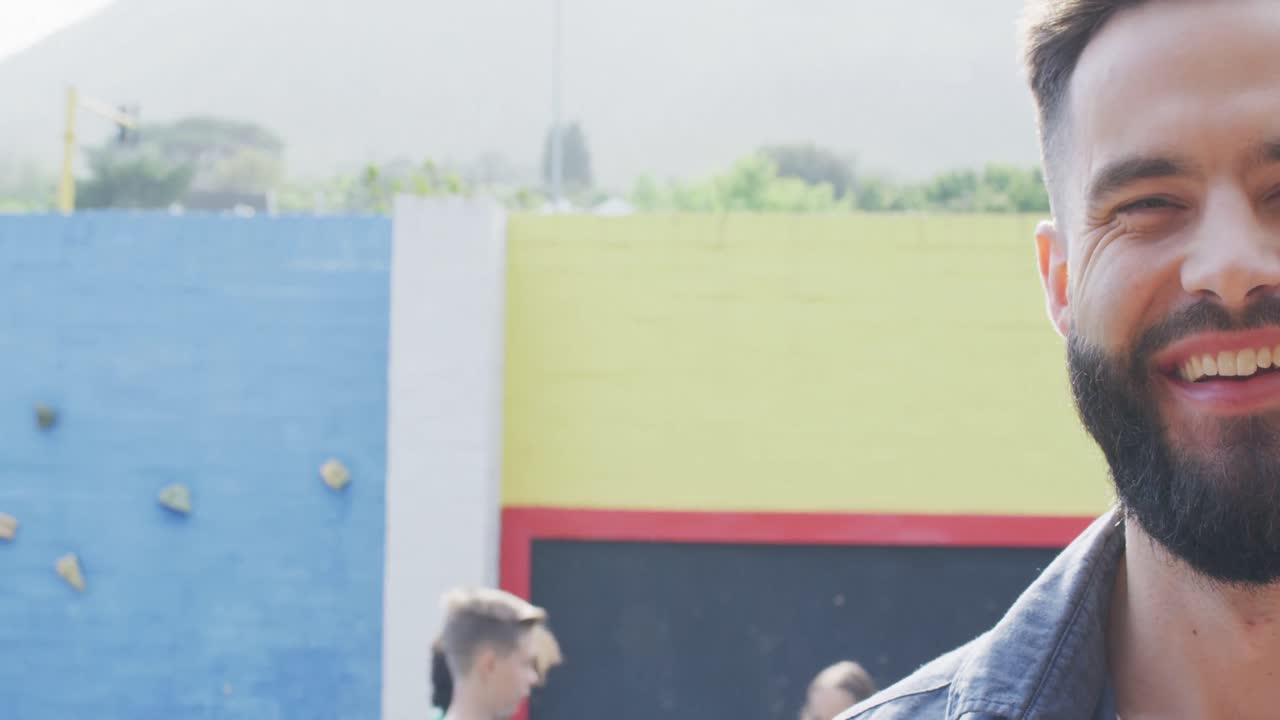 행복한 백인 남성 교사의 초상화와 행복한 다양한 어린이 그룹, 복사 공간