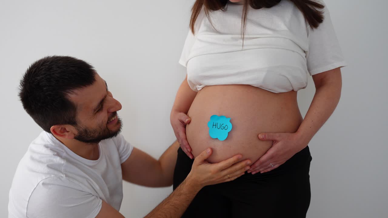 Man peels baby name notes off pregnant wife’s belly, leaving only one at 38 weeks