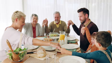 Familia,-Orando-Y-Tomados-De-La-Mano-En-El-Almuerzo