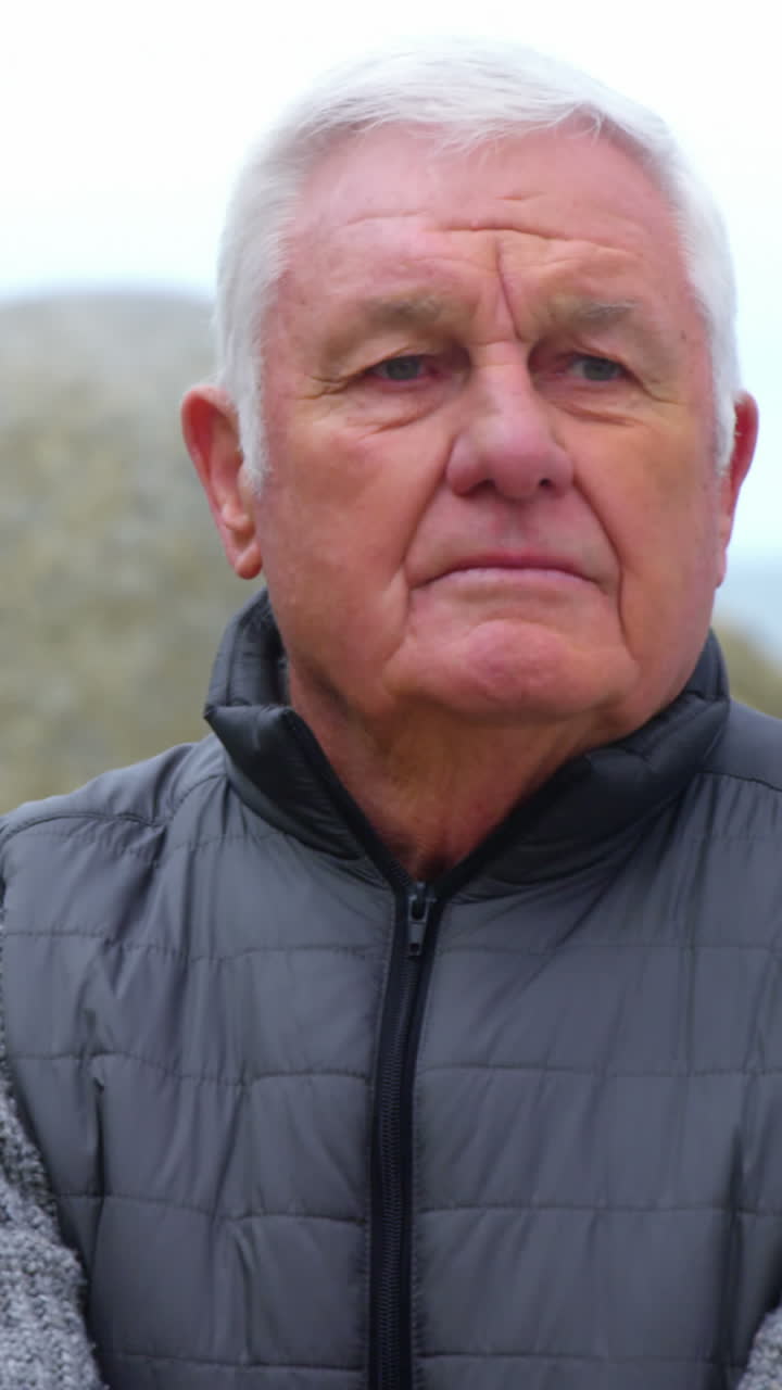 una pareja de ancianos discutiendo entre sí