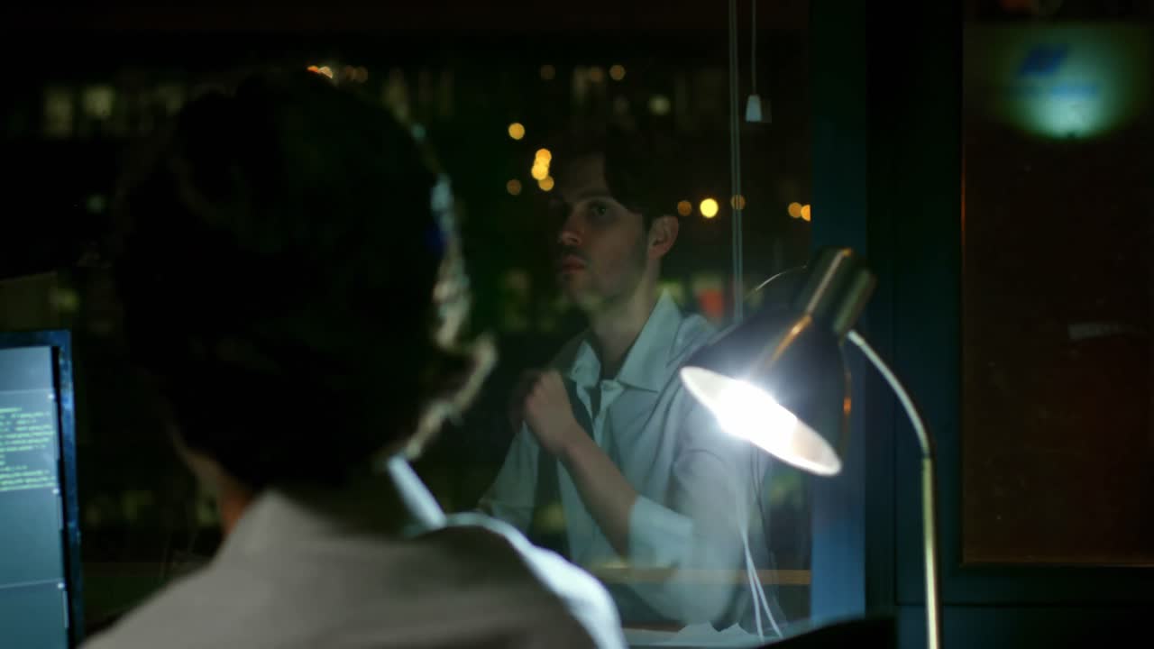 ejecutivo masculino relajándose en el escritorio 4k