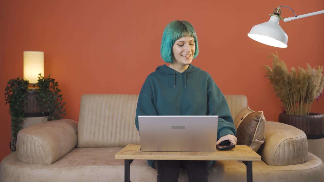 활기차고 활기찬 젊은 여성입니다.