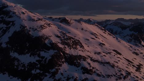 Verschneiter-Berg-über-Einem-Gletscher-In-Der-Wilden-Natur-Mit-Bergen-Und-Tälern-Im-Hintergrund