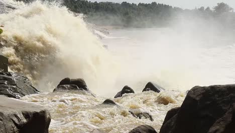 Gran-Flujo-De-Agua-Cayendo-De-Las-Cascadas-Del-Río-Usri-En-Las-Cataratas-Usri-En-Giridih,-Jharkhand,-India-El-Martes-6-De-Octubre-De-2020