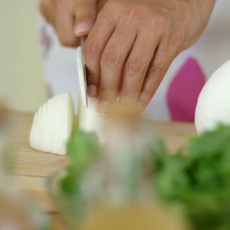 Nahaufnahme-Der-Hände,-Die-Frische-Zwiebeln-Schneiden