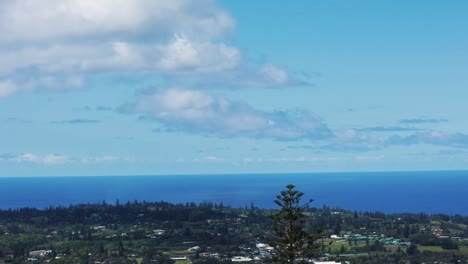 Time-lapse-Del-Hermoso-Paisaje-Del-Monte-Pitt-En-La-Isla-Norfolk,-Australia,-Con-Vista-A-Los-Coloridos-Edificios,-Los-Bosques-Y-Las-Nubes-Que-Pasan-Sobre-El-Mar-Azul-Y-La-Vista-Del-Horizonte