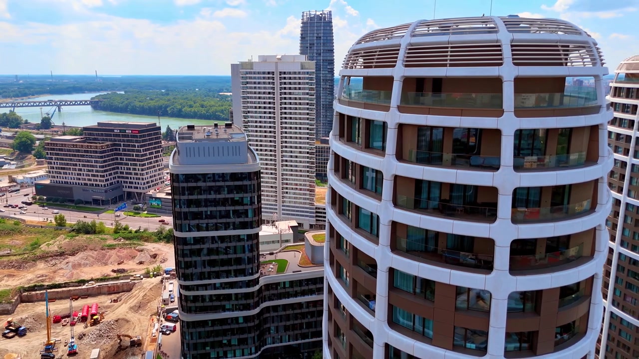 Bratislava, Eslováquia, 2 de junho de 2026: Imagem sob luz do dia intensa do telhado de um arranha-céu moderno, Bratislava, Eslováquia. Vista aérea da estrutura de cúpula superior arredondada de uma torre futurista de arranha-céus.