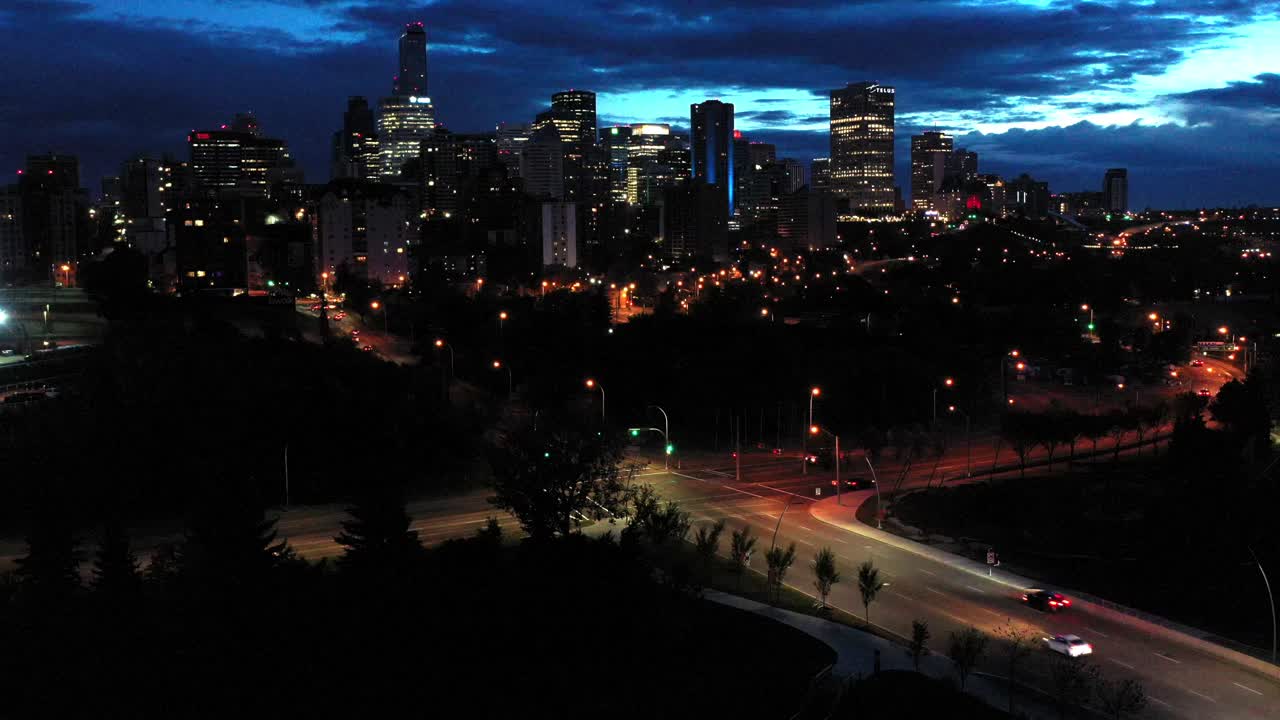 vista aérea de drones da ponte de edmonton walterdale sobre o rio north saskatchewan durante uma noite de verão e o horizonte do centro da cidade ao fundo
