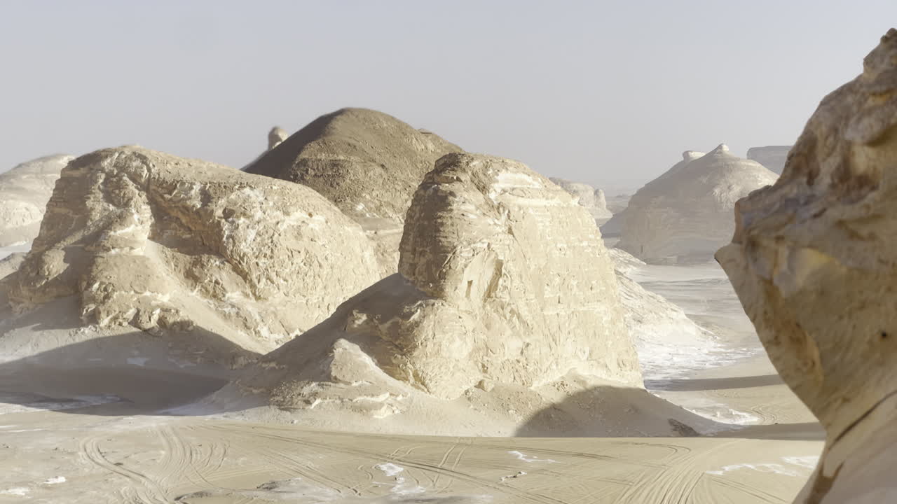 Il turismo d'avventura nel deserto bianco egiziano con campeggio beduino e guida in 4x4 attraverso il deserto per ammirare formazioni rocciose, sabbia e polvere al tramonto e durante l'ora d'oro