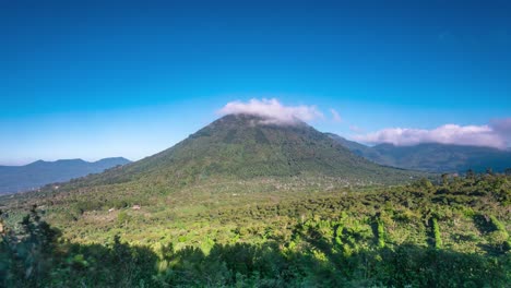 Ein-Zeitraffer-Von-Wolken-Und-Nebel,-Der-Die-Berge-Des-Kaffeewaldes-Von-Los-Naranjos-In-El-Salvador-Streift