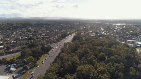 Vista-Aérea-De-Una-Carretera-Muy-Transitada-Durante-La-Hora-Pico