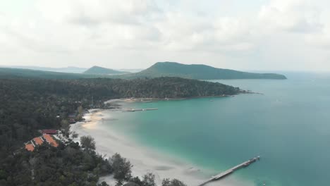 bahía tropical con playa de arena blanca y bosque en koh rong samloem, camboya