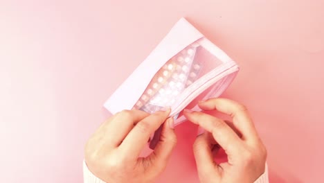 caja de pastillas rosada con medicación diaria