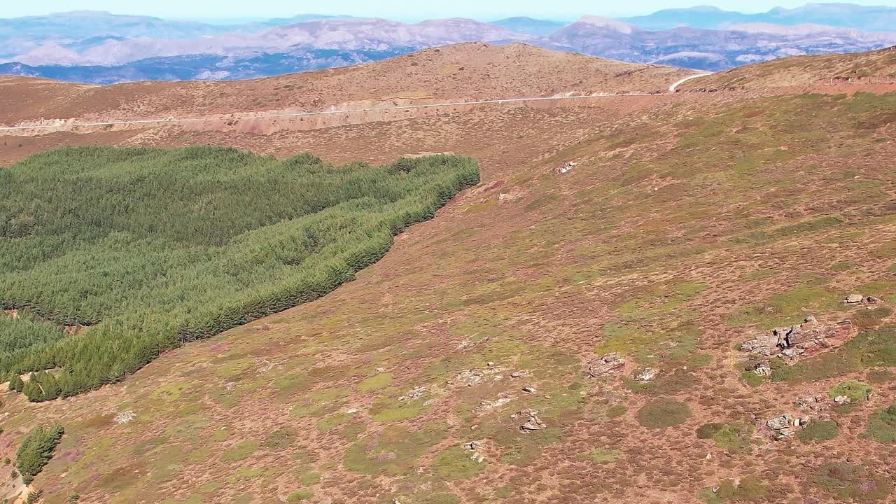 Affacciato sulle colline e le valli di Granada, in Spagna, durante il giorno