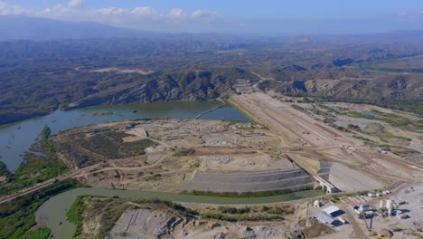 Luftdrohnenansicht-Mit-Blick-Auf-Eine-Baustelle-Eines-Wasserkraftwerks-In-Der-Dominikanischen-Republik