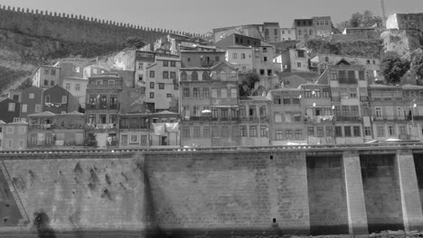 Vista-De-La-Orilla-Del-Río-Oporto-Desde-Una-Excursión-En-Barco-Por-El-Duero-En-Portugal