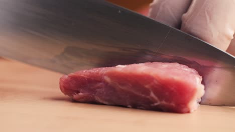 preparación de chuletas de cerdo crudo