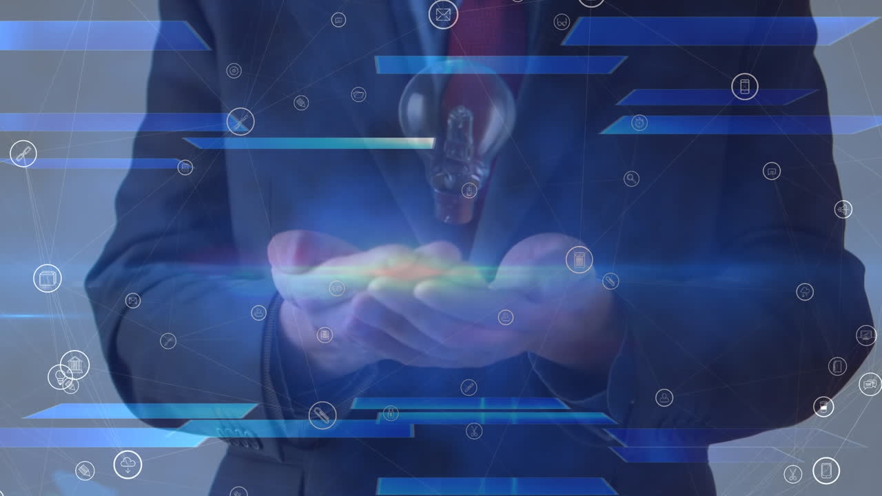 animación de iconos de medios flotando sobre un hombre de negocios lanzando y atrapando una bombilla