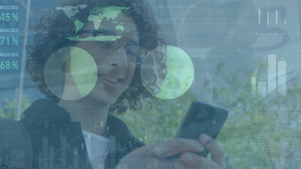 animación del procesamiento de datos sobre un hombre biracial usando un teléfono inteligente