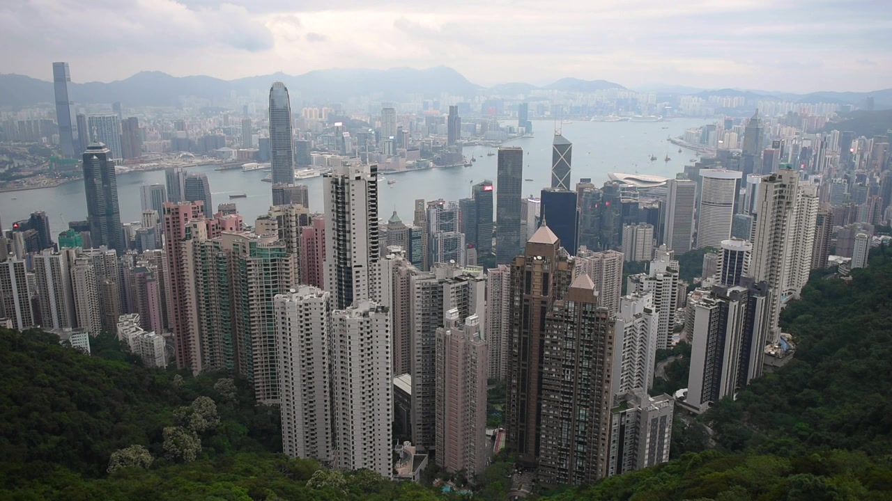 Nhìn ra Cảng Victoria, với tầm nhìn ra các khu phố sầm uất của Central và Wan Chai trên Đảo Hồng Kông, cũng như Bán đảo Cửu Long và bờ sông Tsim Sha Tsui